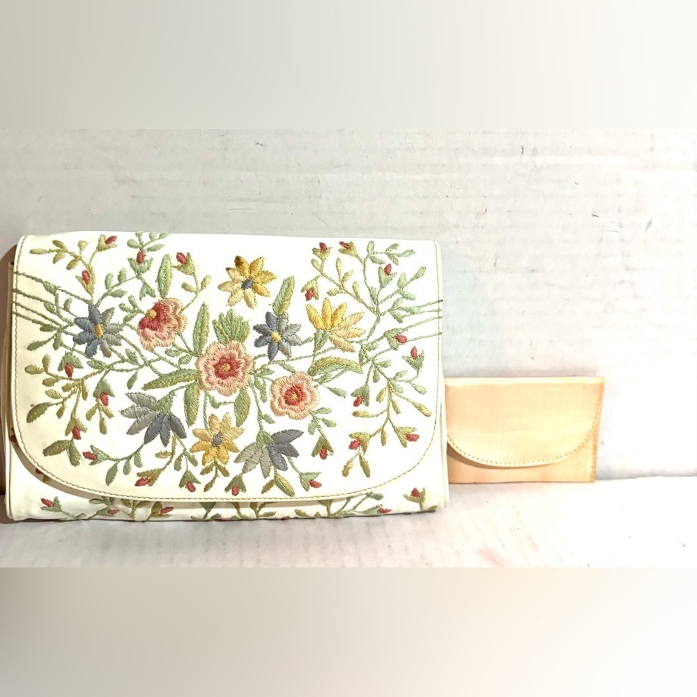 Marheta  vintage multicolored flowers on white embroidery leather clutch